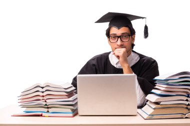 Beyaz tenli yakışıklı bir öğrenci.