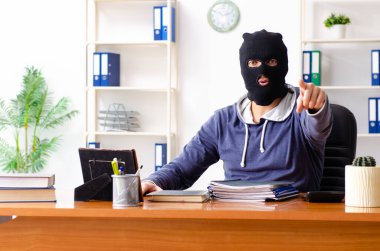 Ofisteki kar maskeli erkek hırsız.