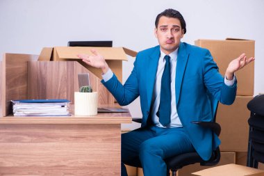 Genç yakışıklı işadamı işinden kovuluyor.