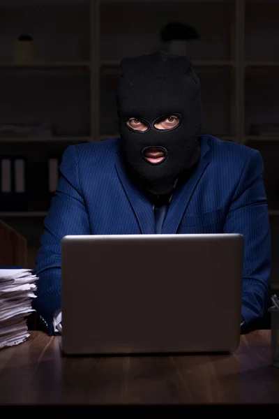 Hím alkalmazott lopás információ-ban Hivatal éjszaka idő — Stock Fotó