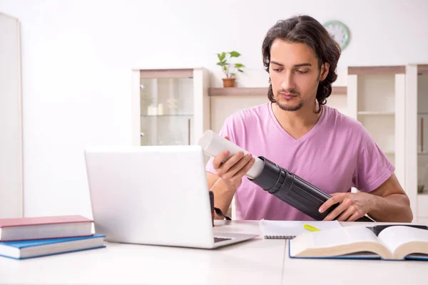 Junge männliche Architekturstudentin bereitet sich zu Hause auf Prüfungen vor — Stockfoto