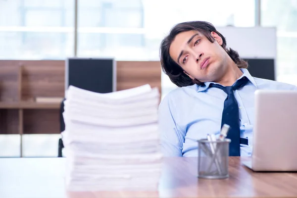 Junge Angestellte unzufrieden mit exzessiver Arbeit — Stockfoto