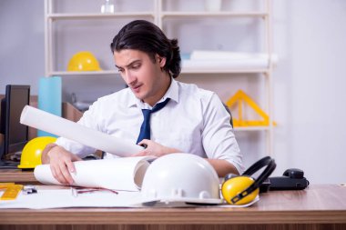 Ofiste çalışan genç erkek mimar.