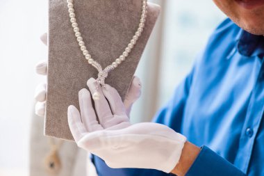 Genç kuyumcu atölyesinde çalışıyor.