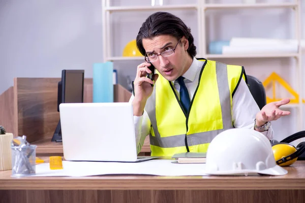 Junger männlicher Architekt arbeitet im Büro — Stockfoto