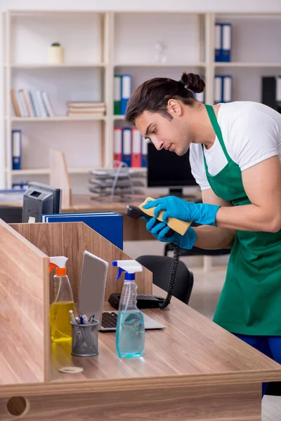 Jung hübsch unternehmer putzen die büro — Stockfoto