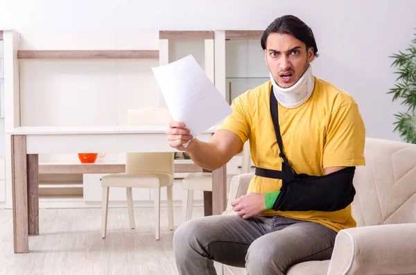 Young man after car accident suffering at home — Stock Photo, Image