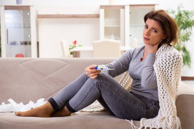 Hasta orta yaşlı kadın evde acı çekiyor.