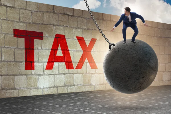 Zakenman in het concept van belastingaangifte — Stockfoto