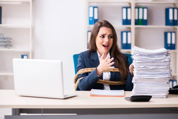 Jeune belle employée attachée à la corde dans le bureau — Photo