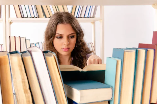 Młoda studentka przygotowująca się do egzaminów w bibliotece — Zdjęcie stockowe