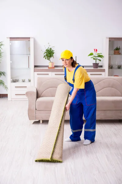 Old female contractor doing housework — Stock Photo, Image