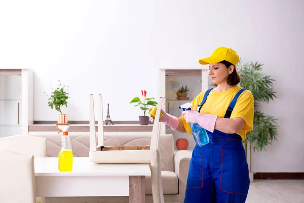 Vecchio appaltatore donna che fa lavori domestici — Foto Stock