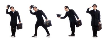 Elinde bavul tutan genç adam beyaz üzerinde izole edilmiş.