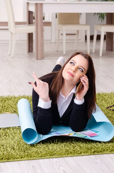 Diseñadora femenina trabajando en la oficina —  Fotos de Stock