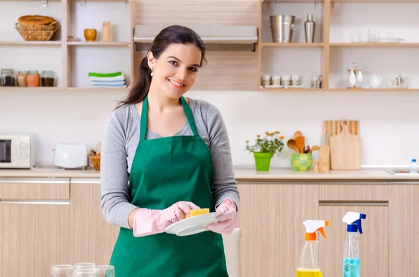 Jonge vrouwelijke aannemer doet huishoudelijk werk — Stockfoto