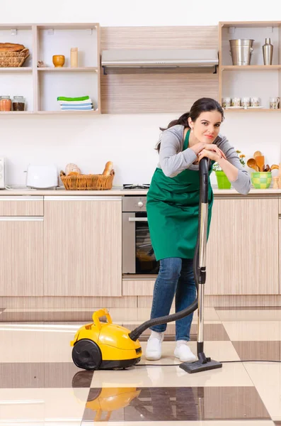 Giovane appaltatrice che fa lavori domestici — Foto Stock