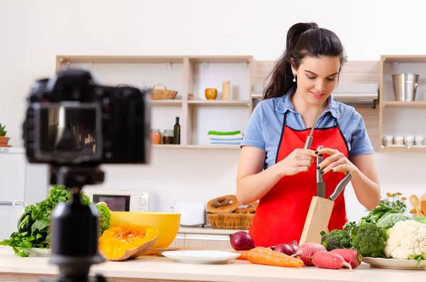 Vídeo de grabación vegetariana femenina joven para su blog — Foto de Stock