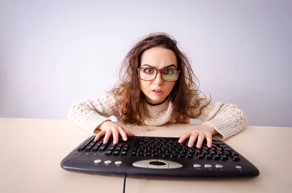 Lustiges Nerd-Mädchen arbeitet am Computer — Stockfoto