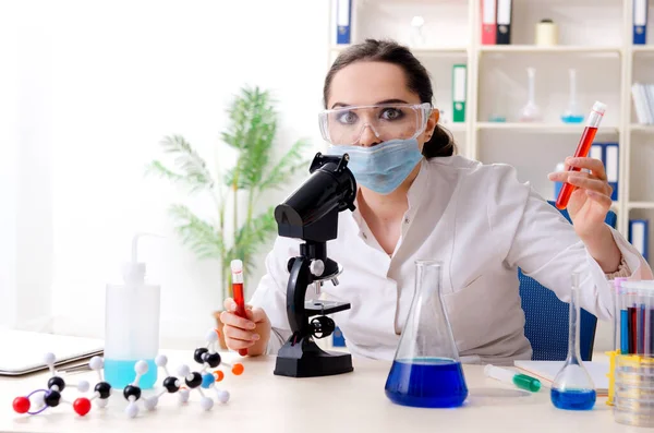 Giovane chimica femminile che lavora in laboratorio — Foto Stock