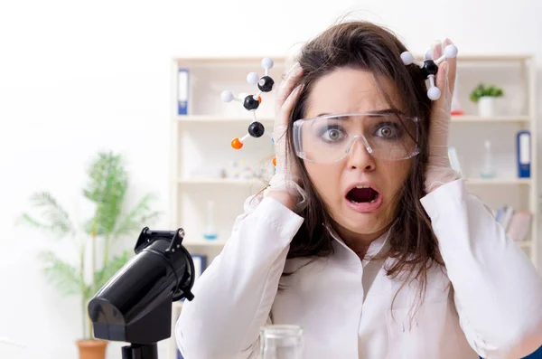Divertente chimico donna che lavora in laboratorio — Foto Stock