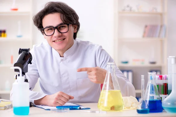 Bioquímico varón joven trabajando en el laboratorio — Foto de Stock