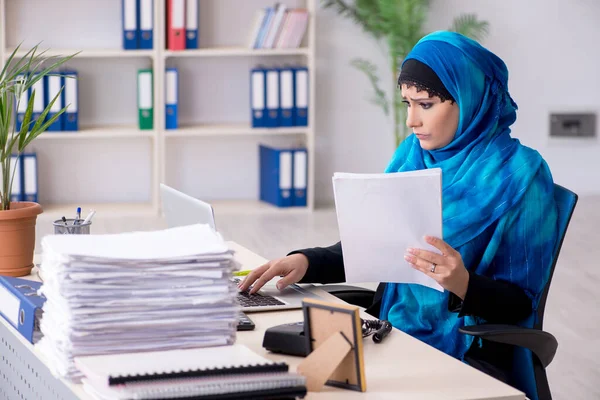 Kvinnlig anställd i hijab som arbetar på kontoret — Stockfoto