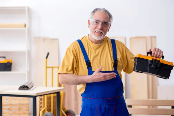 Yaşlı erkek marangoz atölyede çalışıyor. — Stok fotoğraf