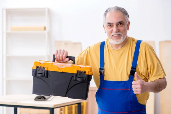 Old male carpenter working in workshop — Stock Photo, Image