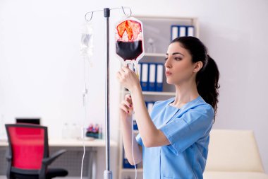 Enfüzyon konseptinde genç bayan doktor.