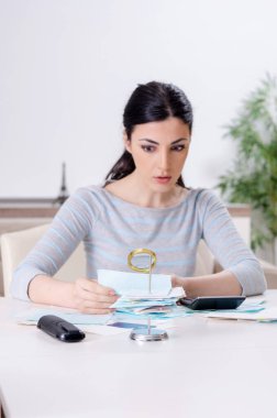Bütçe planlama konseptinde genç kadın
