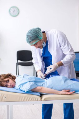 Kadın hasta klinikte iğne oluyor.