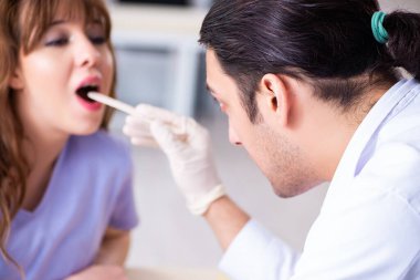 Genç hasta ziyaret doktor kulak misafiri