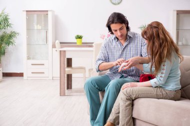 Evde ilk yardım konsepti olan genç bir çift