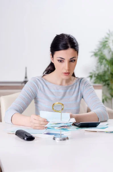 Mujer joven en concepto de planificación presupuestaria —  Fotos de Stock