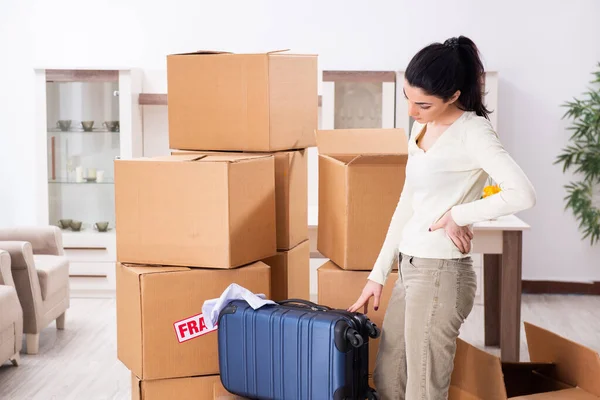 Junge Frau zieht in neue Wohnung — Stockfoto