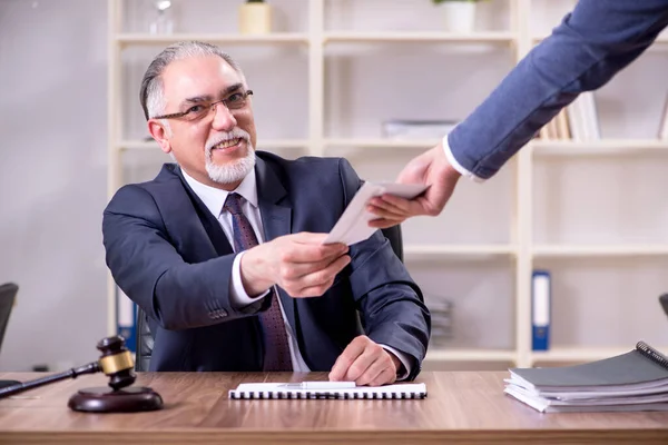 Viejo abogado en concepto de corrupción —  Fotos de Stock