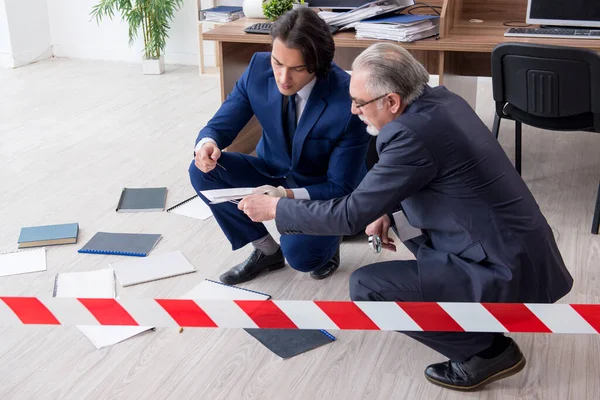 Deux experts criminologues travaillant dans le bureau — Photo