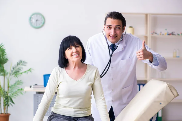 Giovane medico visita anziana anziana — Foto Stock