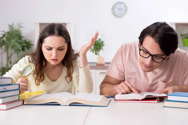 Estudiantes preparándose para el examen juntos en casa — Foto de Stock