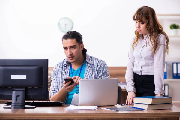 Junge männliche Fachkraft im Büro — Stockfoto