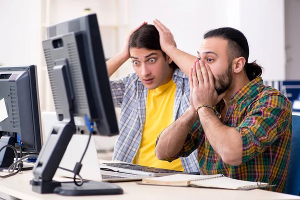 Deux il spécialistes travaillant dans le bureau — Photo