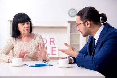 Apartmanda erkek emlakçı ve kadın müşteri