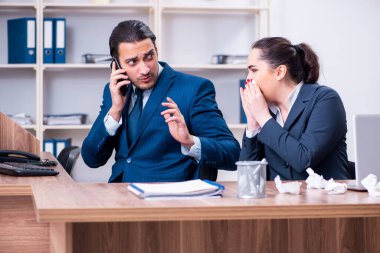 İki çalışan işyerinde acı çekiyor