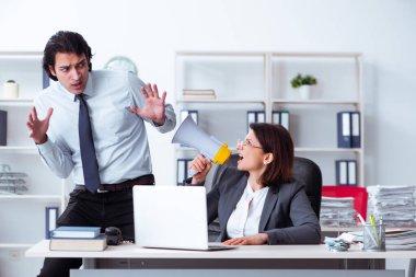 Yaşlı kadın patron ve genç erkek çalışan ofiste.