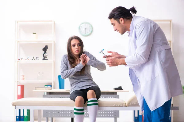 Joven médico masculino y mujer hermosa paciente — Foto de Stock