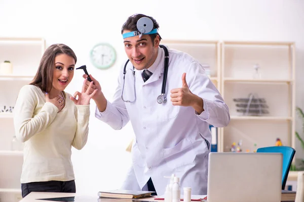 Young male doctor and female beautiful patient — Stock Photo, Image