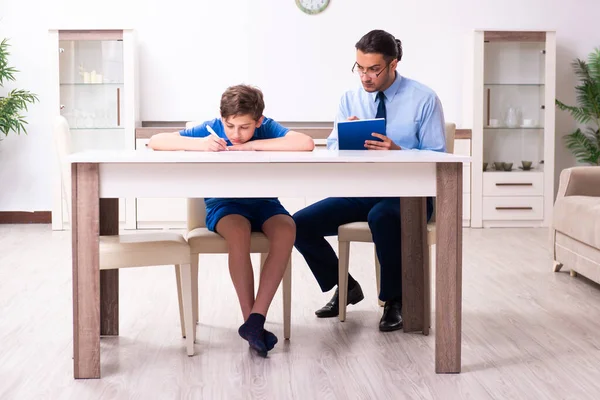 Padre occupato che aiuta suo figlio a prepararsi per l'esame — Foto Stock