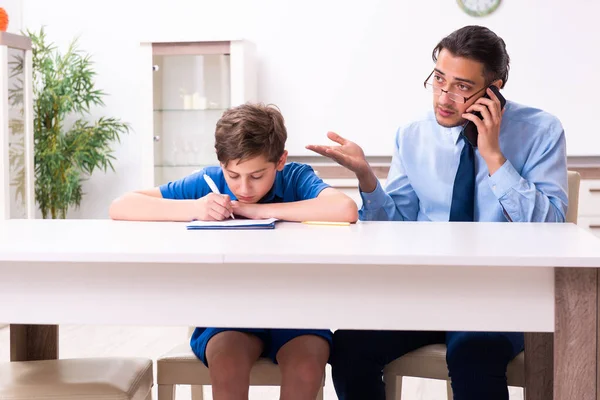 Drukke vader helpt zijn zoon voor te bereiden op examen — Stockfoto