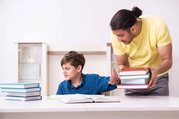 Far hjälper sin son att förbereda sig för skolan — Stockfoto